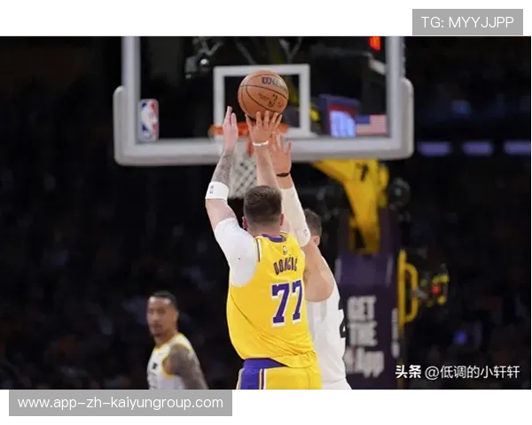 东契奇后撤步完成高难度出手,达拉斯领先优势拉开 东契奇后撤步完成高难度出手,达拉斯领先优势拉开